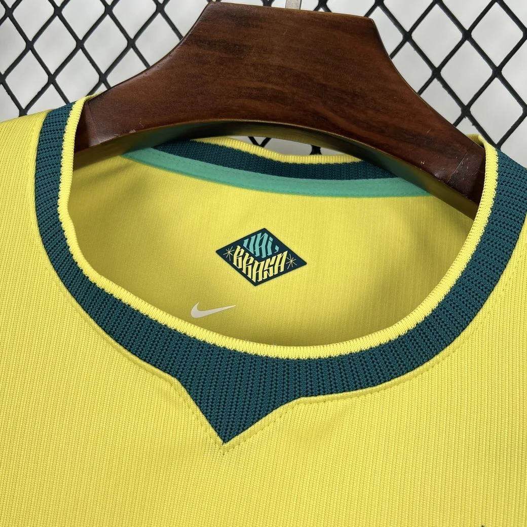 Gola da camisa amarela